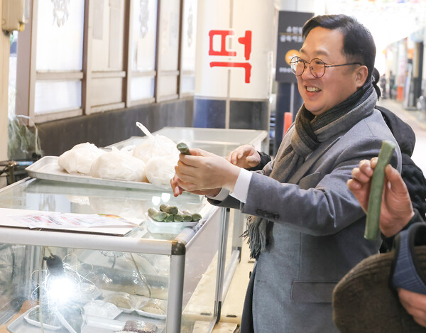 이장우 시장, 설 명절 앞두고 전통시장 방문해 상인들 격려...제수용품도 구입