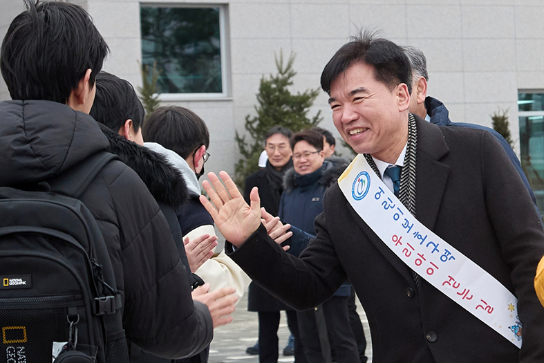 조일교 아산시장 권한대행, 신설 모종중 학생들 첫 등교 응원