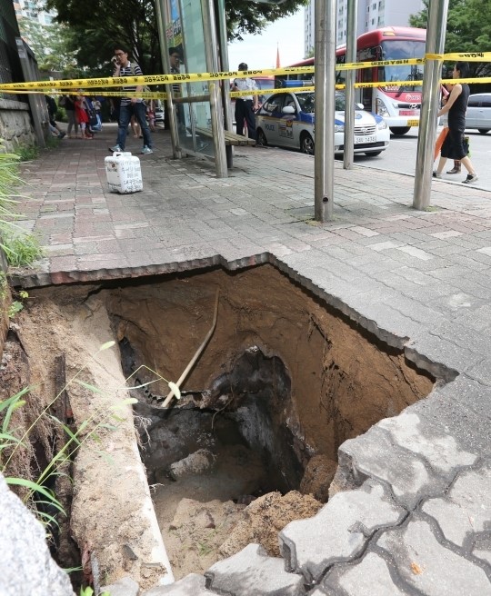 의정부 싱크홀…인도 2m 깊이로 꺼져 행인 추락