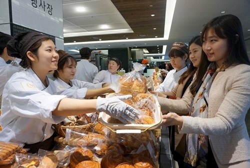 [포토] 현대百 무역센터점, 7일까지 서울 3대 빵집 나폴레옹 과자점 팝업스토어 열어