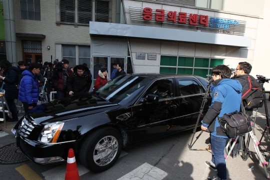 [포토] 강북삼성병원 빠져나가는 외교부 차량