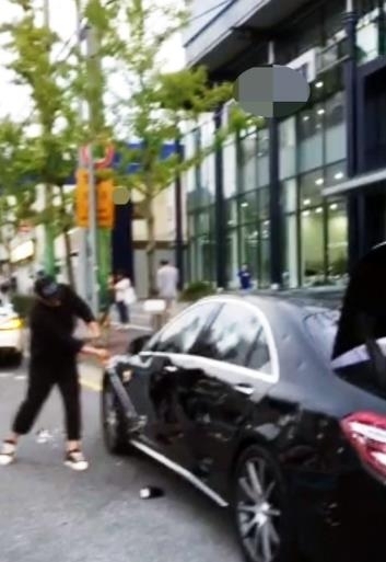 벤츠 훼손한 30대, 재물손괴·업무방해 혐의적용…억울함 호소