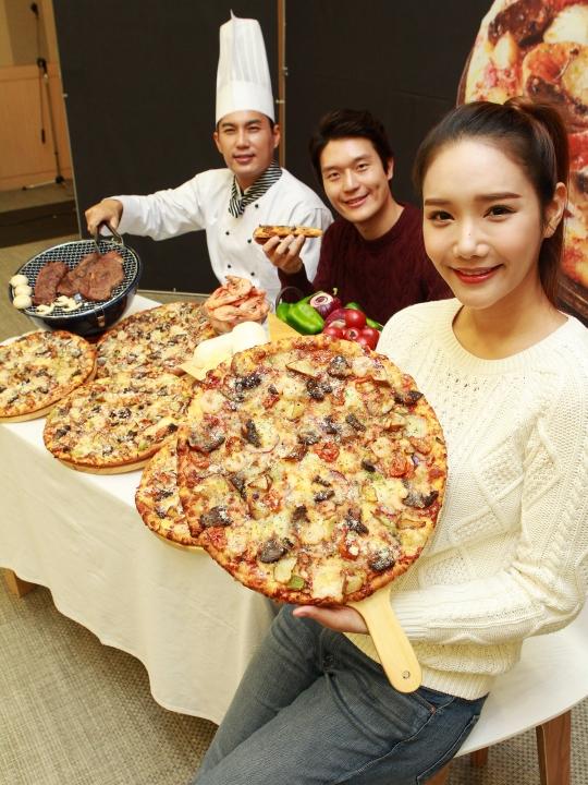 [포토] 도미노피자, 불 맛 살린 직화 스테이크 피자 맛보세요~