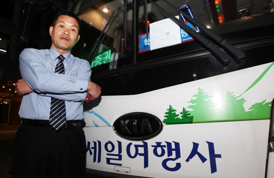 [새벽을 여는 사람들] 행복 싣고 달리는 관광버스기사 김재영 씨