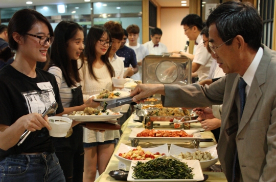 광운대, 한가위 맞아 외국인유학생 초청 한식 뷔페 나눔 행사