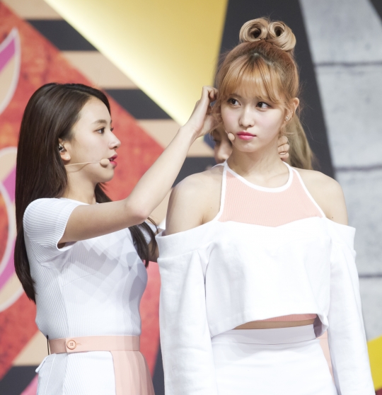 [포토] 트와이스 채영, 모모 언니 머리 정해줄게~