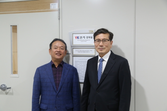 한국항공대, 채호선 동문(YK건기 대표이사) 발전기금 기부 및 현판 제막식