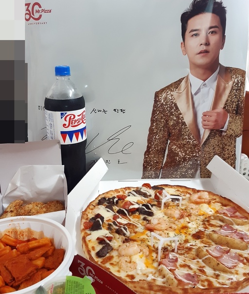 [트렌드 Pick] 인기 피자 세 가지를 한 판에…미스터트리오
