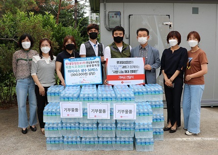 롯데칠성음료(주) 전남동부지점과 빅팜 식자재마트 광양중마점, 복지재단에 30만원 상당의 생수 50박스 전달