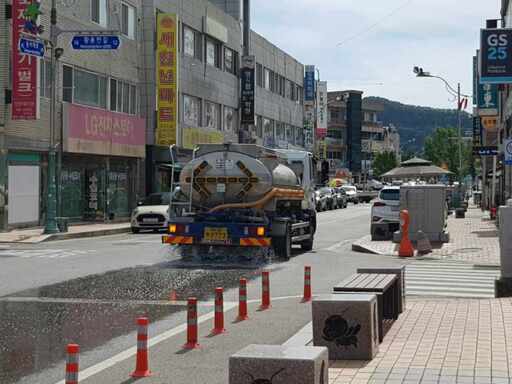 영양군 폭염 대비 도로 살수차 가동