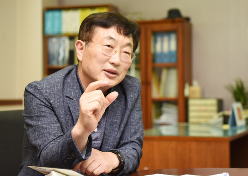[새벽을 여는 사람들] 34년 동안 오로지 ‘과자 외길’ ㈜삼아인터내셔날…한흥구 경영관리본부장 “‘맛·품질·안전성’ 두루 인정받았죠”