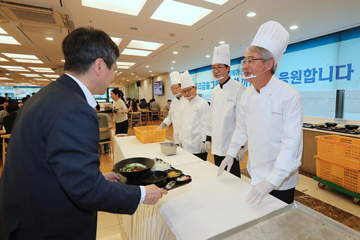 임종룡 우리금융 회장, 직원들에게 점심 배식하며 소통