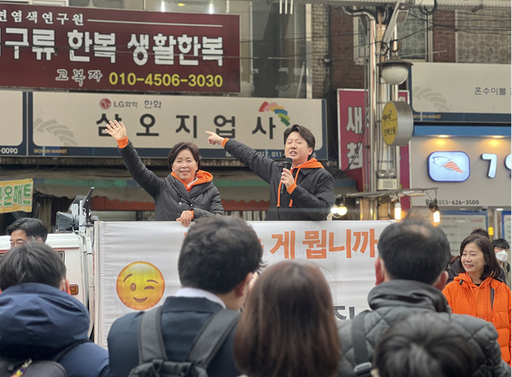 대구 서문시장 찾은 이준석, 과감한 개혁 통해 위기 돌파