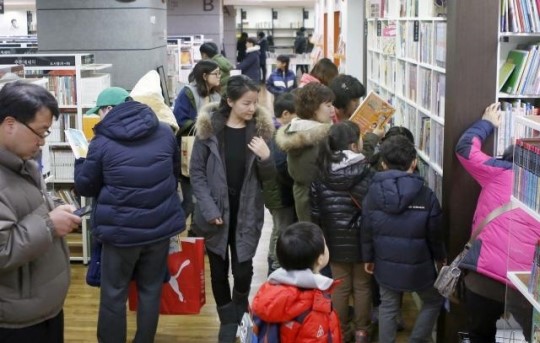 중고서점 손님 발길 끊이지 않네요