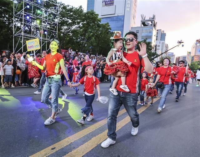컬러풀퍼레이드 할 사람 마카다 모디라