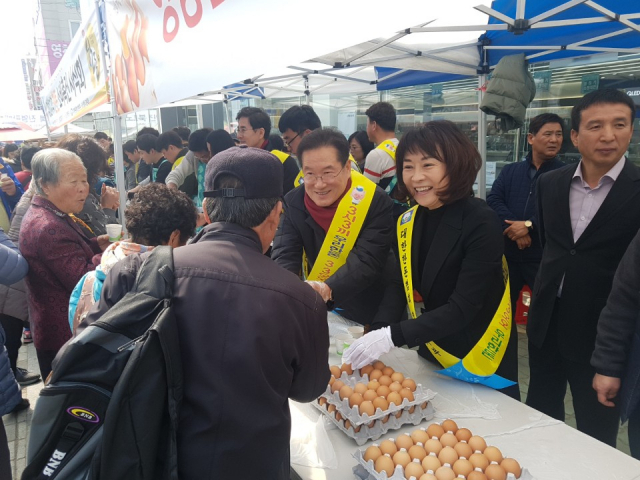 영천 한돈협회·양계농협, 돼지고기와 계란 무료시식 행사 개최