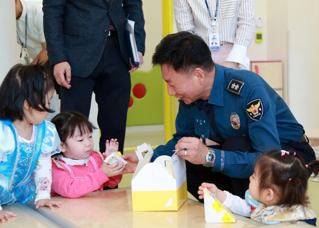김기출 경북경찰청장, 직장어린이집서 ‘어린이 날’ 축하