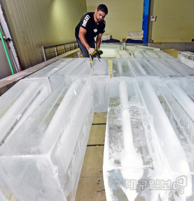 ‘폭염에 바쁜 얼음공장’