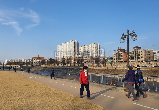 코로나 피해 확트인 야외로, 산책로 공원 북적