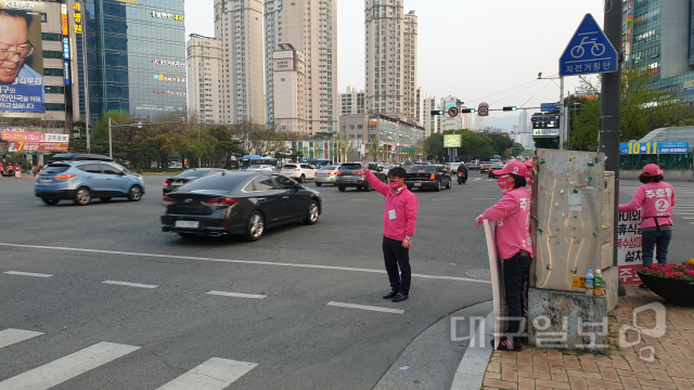 유권자는 안중에 없는 도 넘는 선거운동 곳곳에서