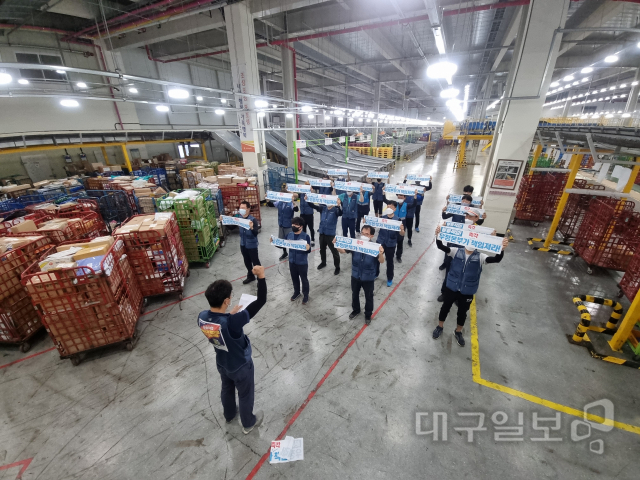 (현장을 가다) 레일 멈춘 대구우편집중국…물류동엔 택배물만 쌓인다