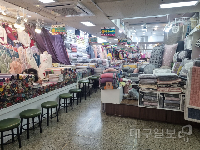 설 명절 특수는 옛말…위기의 대구 서문시장 한복점