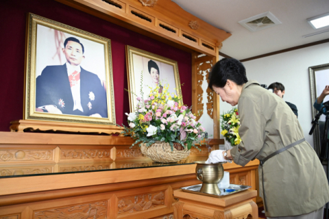 박근혜 전 대통령, 어머니 49주기 기일 맞춰 박정희 대통령 생가 찾아