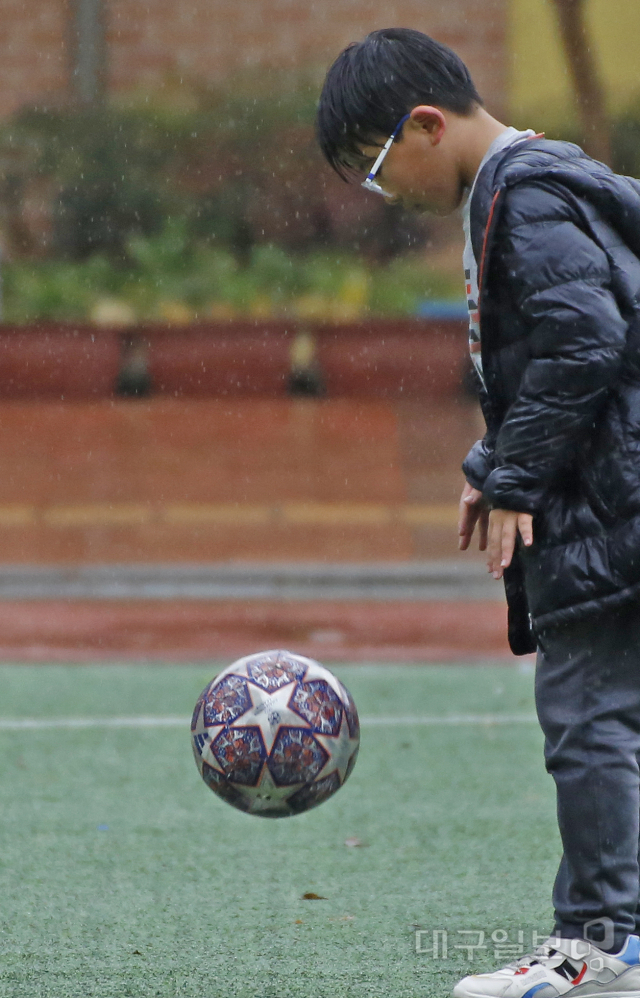 비 오면 축구지...