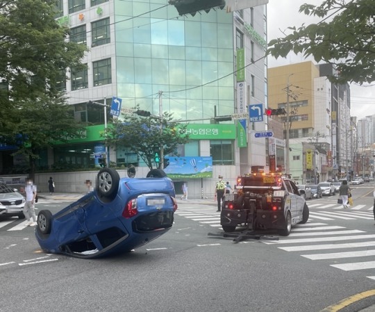 부산경찰청 부근 농협 앞 교통사고…스파크 차량 전복