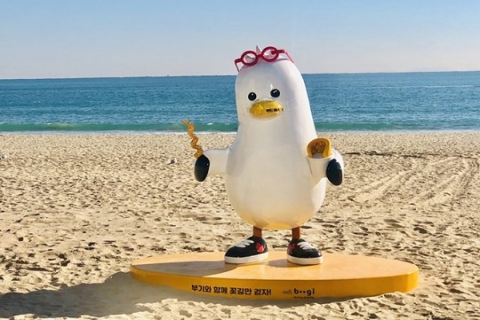 부산 해운대해수욕장에 부산의 명물 부기(부산갈매기) 조형물 등장