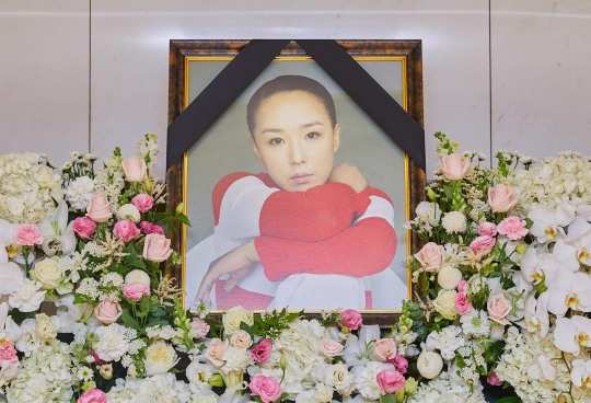 영화배우 故강수연 조문 시작…봉준호·문소리 등 빈소 찾아