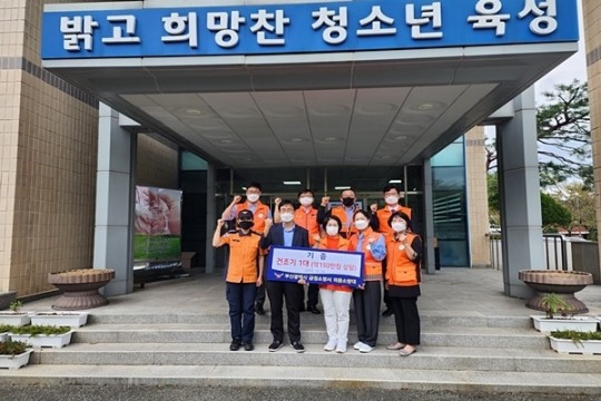 부산금정소방서·의용소방대, 오륜정보산업학교에 의류건조기 전달