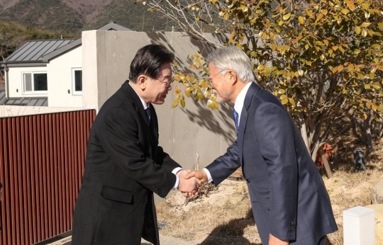 이재명, 문재인 전 대통령 예방... 평산책방 방문