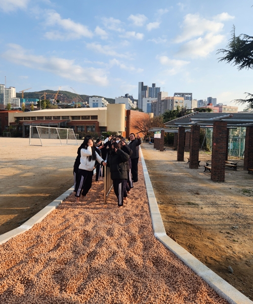 부산 개성고, 교 내 천연 황토볼 맨발길 조성