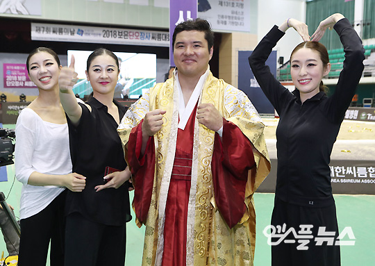 [M+포토] 인기폭발 이주용...여성팬들과 기념촬영!
