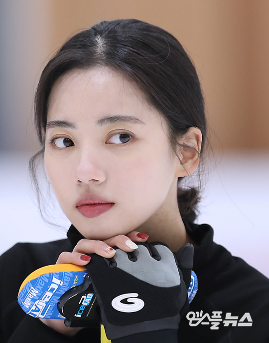 [M+포토] 무결점 미모 송유진...컬링계 손담비!