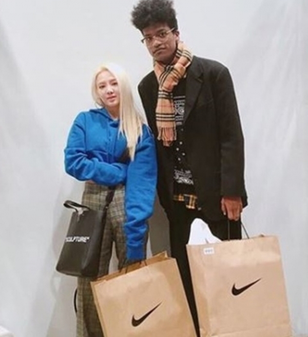 라디오스타한현민,소녀시대 효현과 같은 종이가방 들고 달달한 사진 포착!무슨일로?