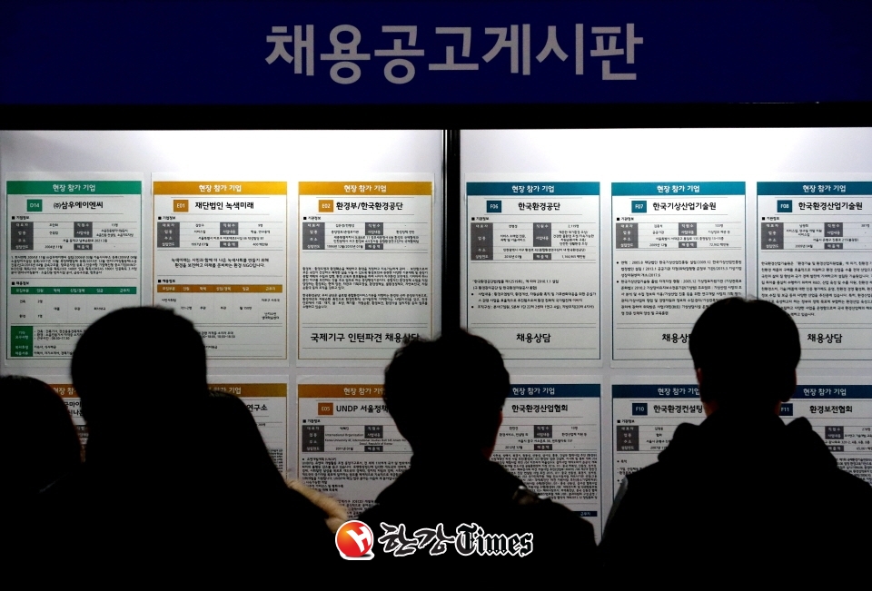 최저임금 인상 때문? 실업급여 신청자↑.. 고용부 부적절한 해석 반박