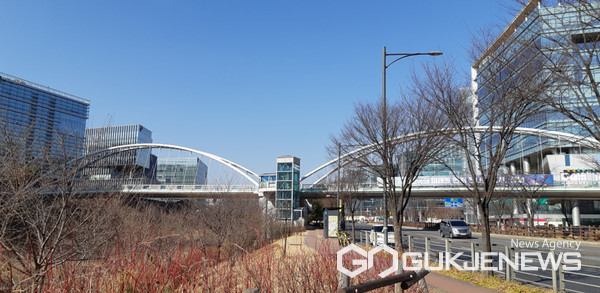 성남시 판교 콘텐츠 거리 조성 구간 내 화랑육교 리모델링