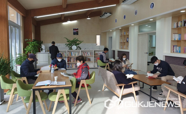 의령군 용덕면 혁신주민센터, 북카페로 재탄생