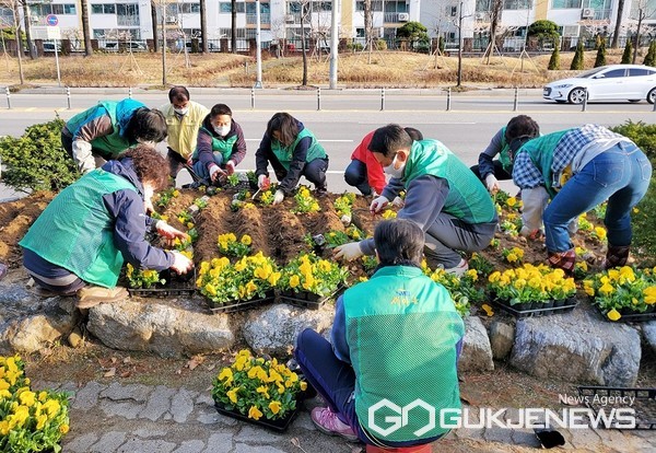 충주지역 곳곳, 주민과 함께 봄꽃 식재 및 청결활동 활발