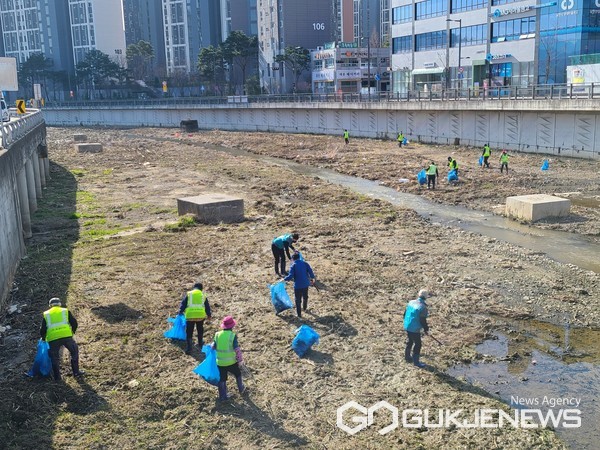 광주시 광남2동, 새봄맞이 직리천 대청소 실시