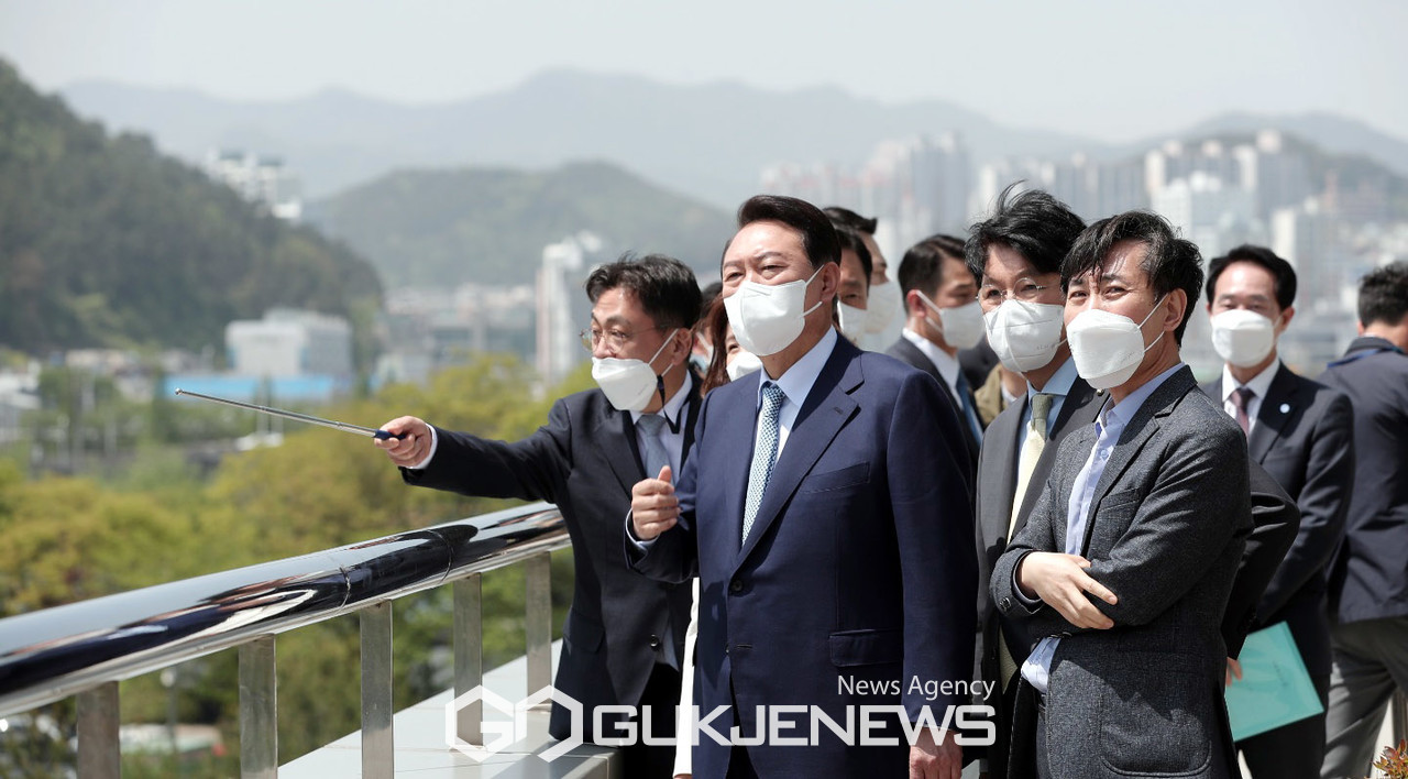 센텀2지구 도시첨단산업단지 현장 둘러보는 윤석열 당선인