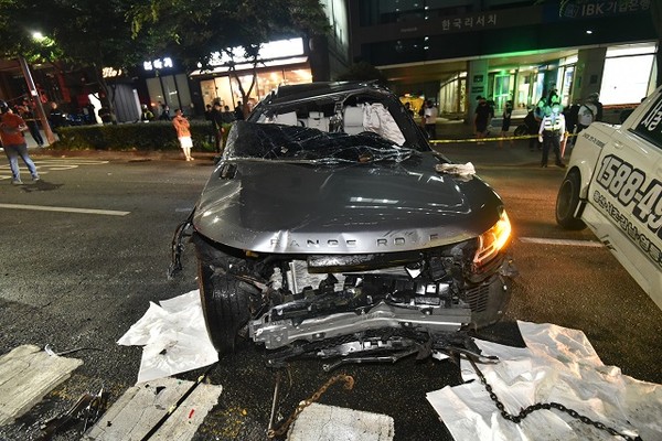 [포토] 강남구 역삼동 11중 추돌사고…파손된 차량