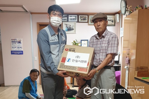 한일시멘트(주) 단양공장, 매포읍 마을회관에 300만원 상당 물품 전달