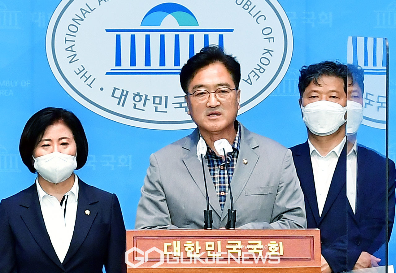 대우조선해양 하청 노조 파업관련 기자회견 하는 더민당을 지키는 민생실천위원회