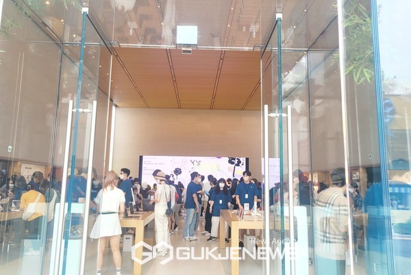 공동화 되어가는 가로수길에 붐비는 이곳은 어디?