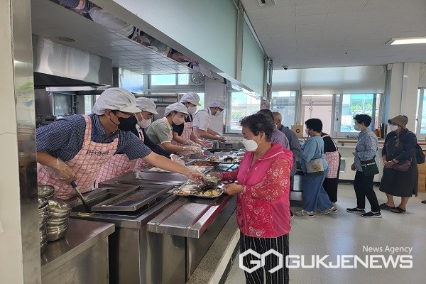 충북테크노파크, 복지시설서 배식봉사-성품 전달
