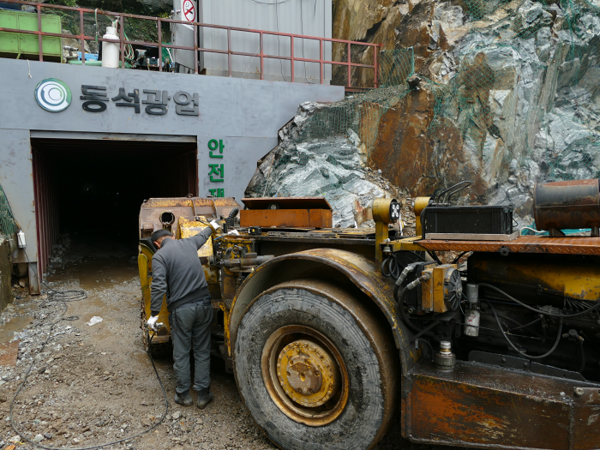 ㈜동석광업, 지반기술(주) 시추결과 근거로 갱도 굴진 작업, 옥맥 30M 눈앞!
