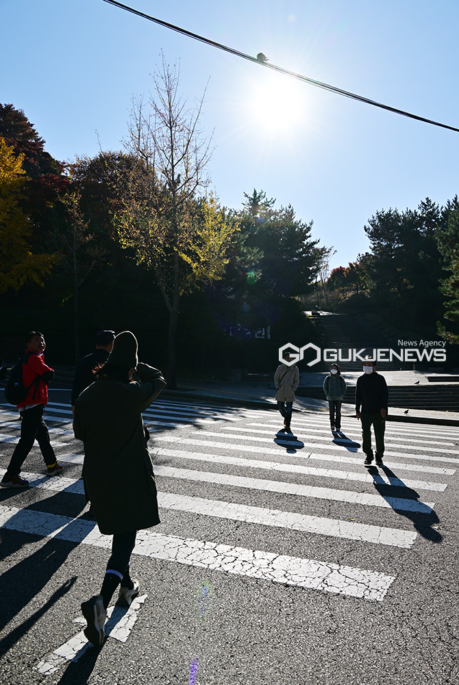 [국제포토] 서울한양도성 오르는 길